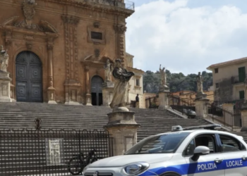 Momenti di tensione a Modica, straniero minaccia i passanti. Interviene la polizia locale