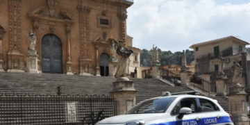 Momenti di tensione a Modica, straniero minaccia i passanti. Interviene la polizia locale