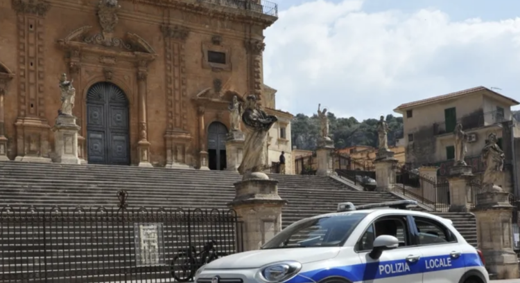 Momenti di tensione a Modica, straniero minaccia i passanti. Interviene la polizia locale