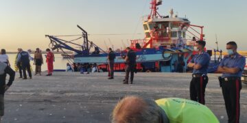 Pozzallo, sbarcati 378 migranti. Il racconto delle torture subite in Libia