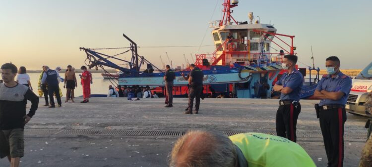Pozzallo, sbarcati 378 migranti. Il racconto delle torture subite in Libia
