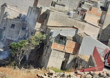 Domato un rogo nella zona sottostante il centro storico di Vittoria che sarebbe potuto diventare pericoloso
