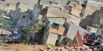 Domato un rogo nella zona sottostante il centro storico di Vittoria che sarebbe potuto diventare pericoloso