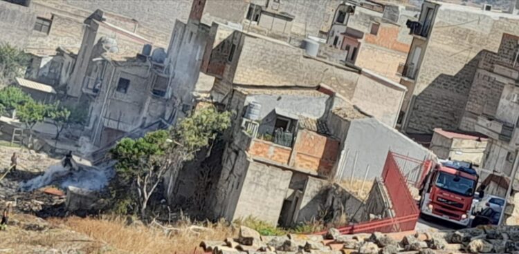 Domato un rogo nella zona sottostante il centro storico di Vittoria che sarebbe potuto diventare pericoloso
