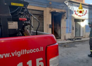 Vittoria, è accusato di tentato omicidio aggravato e di incendio doloso il 28enne fermato in seguito al rogo divampato in via Cacciatori delle Alpi