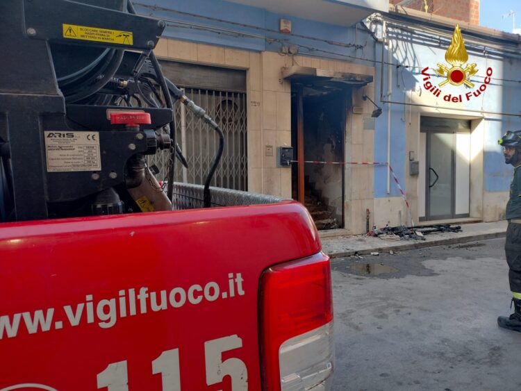 Vittoria, è accusato di tentato omicidio aggravato e di incendio doloso il 28enne fermato in seguito al rogo divampato in via Cacciatori delle Alpi