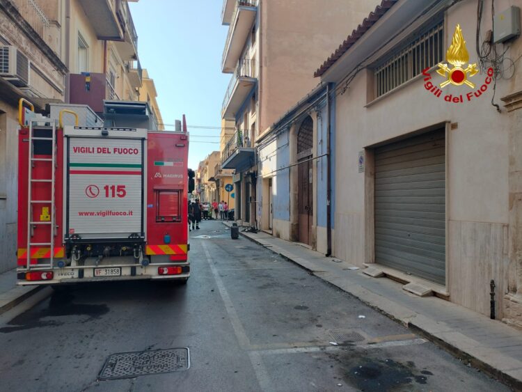 Vittoria, incendio in una palazzina: evacuati quattro piani