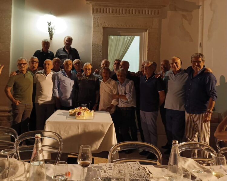 Ragusa, gli ex parrocchiani della S. Pietro apostolo festeggiano gli 85 anni di padre Guarneri