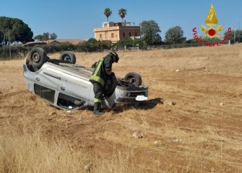 Incidente autonomo a Pedalino, auto si ribalta e finisce in un campo