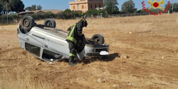 Incidente autonomo a Pedalino, auto si ribalta e finisce in un campo