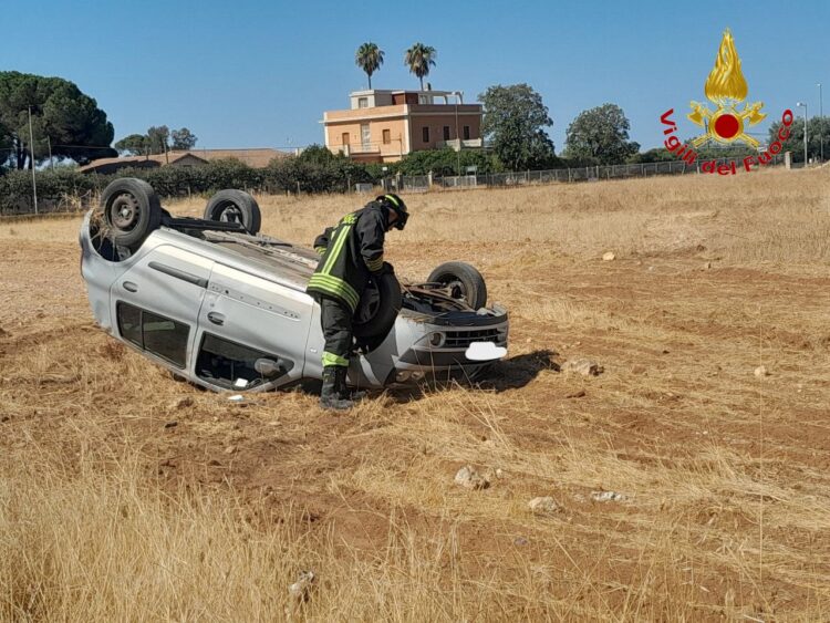 Incidente autonomo a Pedalino, auto si ribalta e finisce in un campo