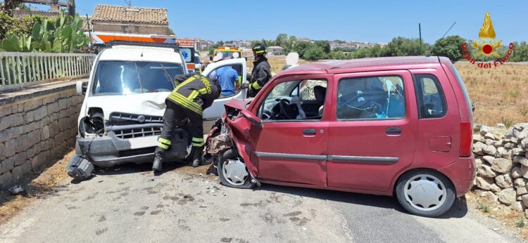 Modica, scontro tra due auto a contrada Torre Cannata: un ferito