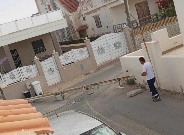 Scoglitti, cade un palo della pubblica illuminazione