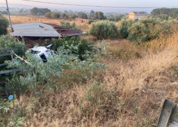 Vittoria, una Fiat 500 finisce fuori strada: ci sono feriti