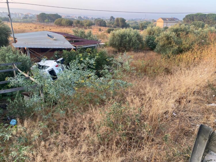 Vittoria, una Fiat 500 finisce fuori strada: ci sono feriti