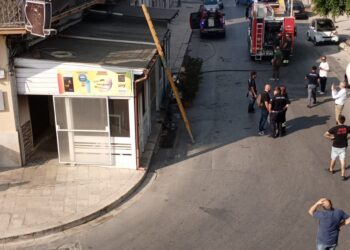 Vittoria, in fiamme il bar di fronte alla villa comunale