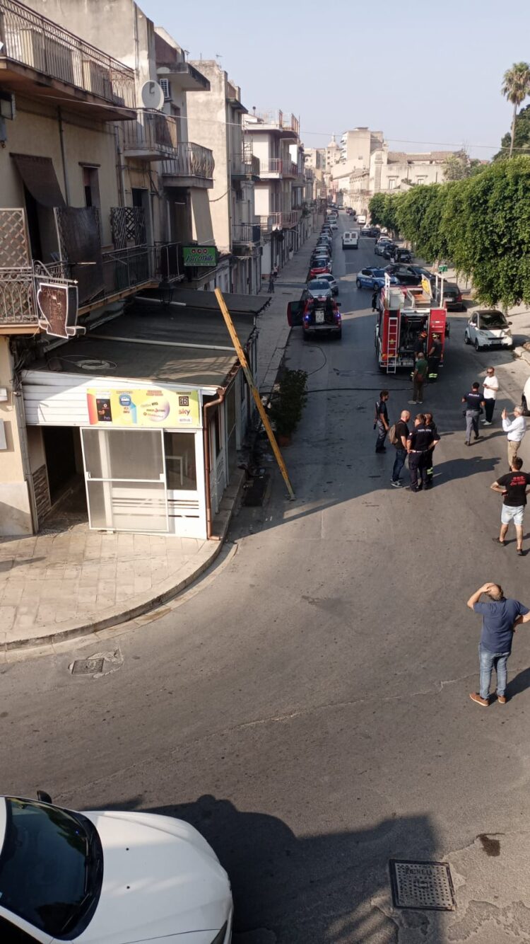 Vittoria, in fiamme il bar di fronte alla villa comunale