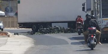 Vittoria, perde il carico di ortofrutta. Traffico parzialmente bloccato