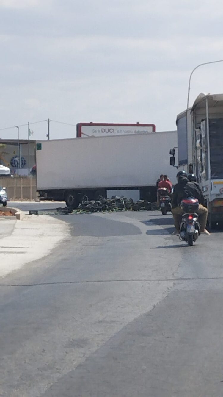 Vittoria, perde il carico di ortofrutta. Traffico parzialmente bloccato