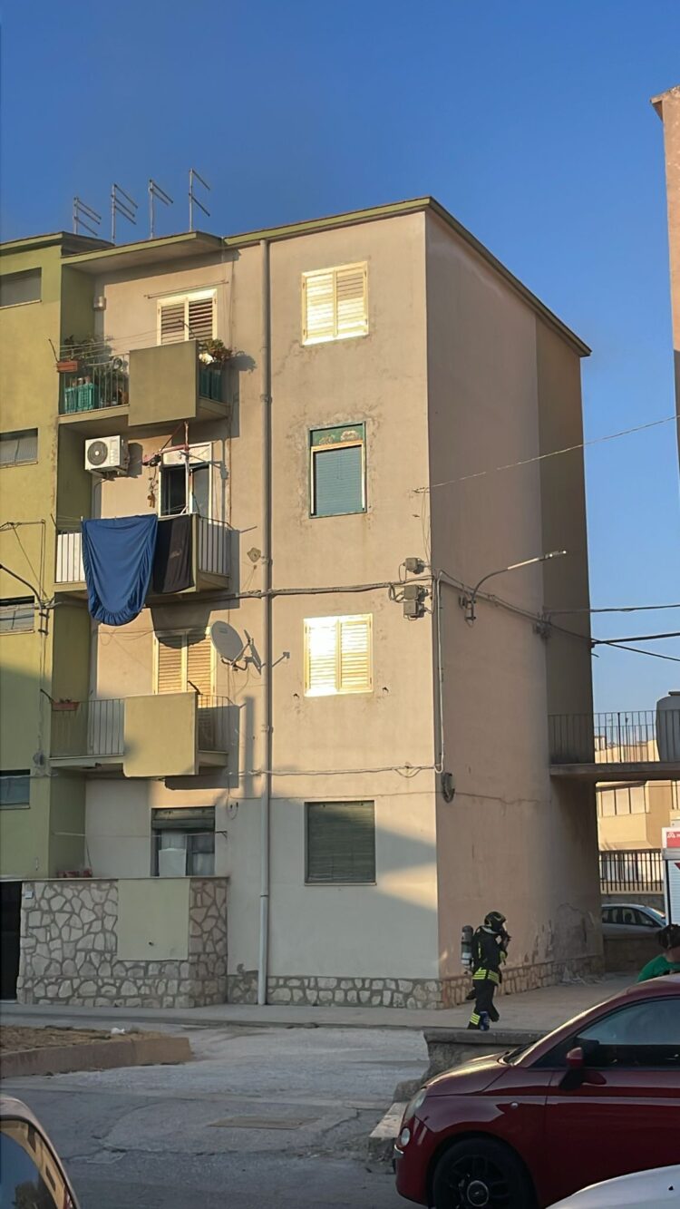 Vittoria, incendio in uno stabile di via Diaz