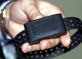 Ragusa, recide il cinturino di un braccialetto elettronico: denunciato un 42enne vittoriese