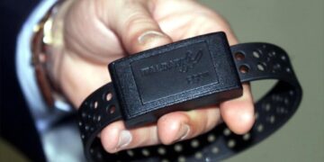 Ragusa, recide il cinturino di un braccialetto elettronico: denunciato un 42enne vittoriese