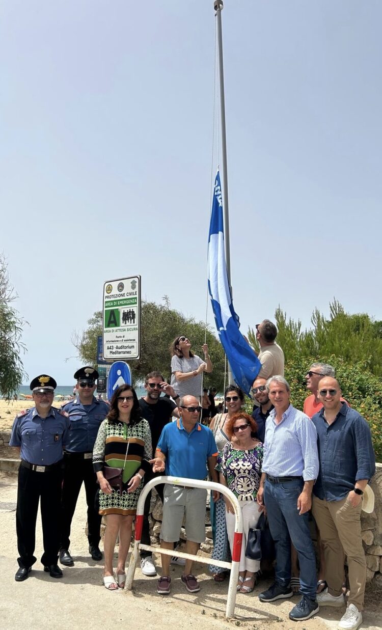 Modica, issata la bandiera blu lungo la costa
