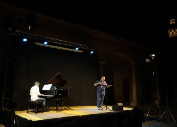 Comiso, Pirrotta legge Bufalino ed entusiasma il pubblico