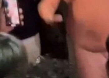 Nudo e ubriaco in piazza porto a Marina di Ragusa: scene da delirio