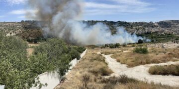 Scicli, incendio in prossimità del cimitero comunale