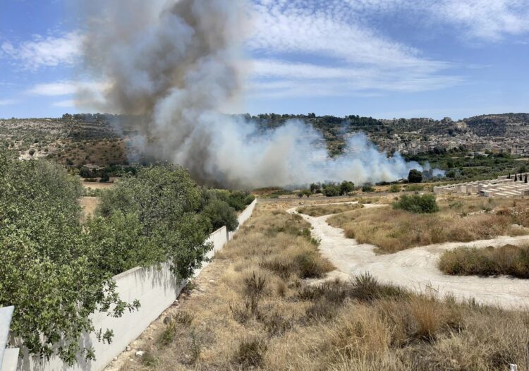 Scicli, incendio in prossimità del cimitero comunale