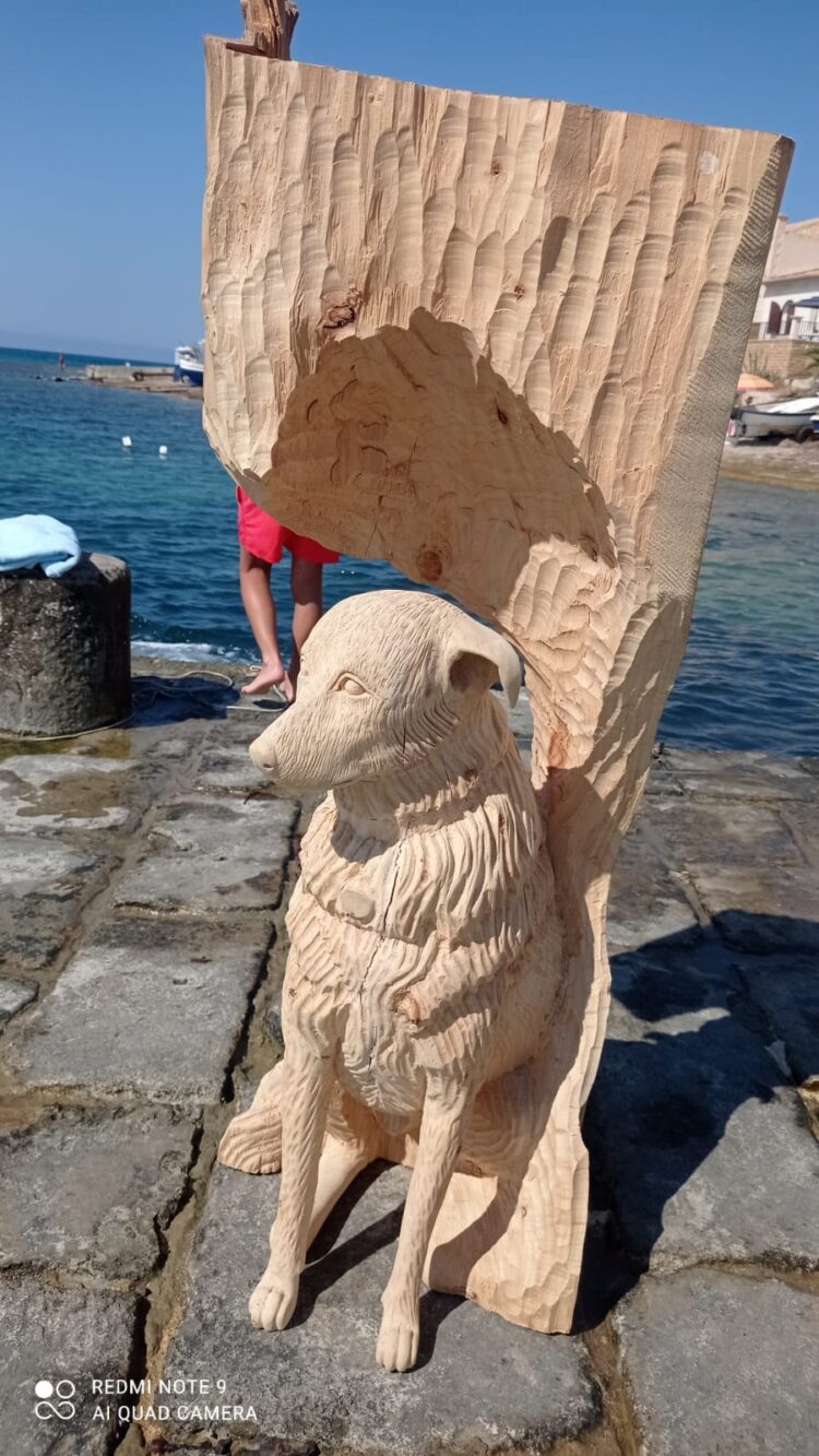 Sampieri, rubata la scultura dedicata al cane Italo