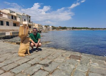 Sampieri, ritrovata la scultura di Italo. Era stata abbandonata lungo la strada per Cava d’Aliga