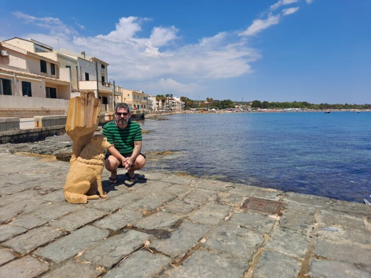 Sampieri, ritrovata la scultura di Italo. Era stata abbandonata lungo la strada per Cava d’Aliga