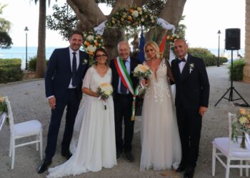 Pozzallo, due coppie della Brianza si sposano alla villa comunale