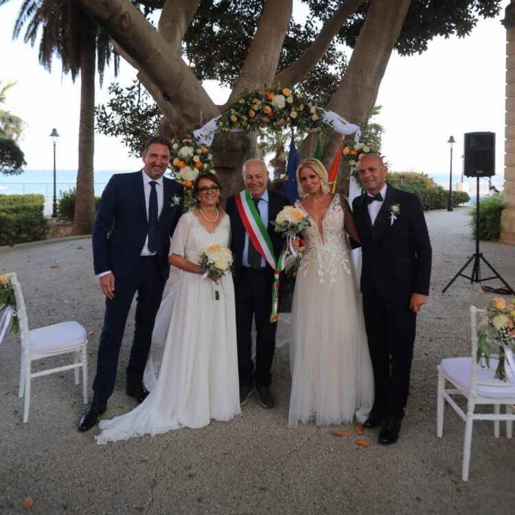 Pozzallo, due coppie della Brianza si sposano alla villa comunale