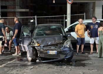 Comiso, due auto si scontrano in centro: un ferito