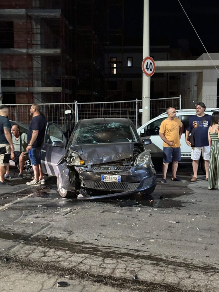 Comiso, due auto si scontrano in centro: un ferito