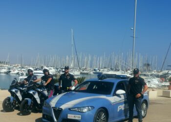 Marina di Ragusa, il cagnolino resta intrappolato nell’auto chiusa: salvato dai poliziotti