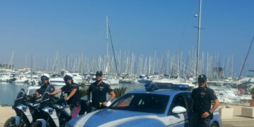 Marina di Ragusa, il cagnolino resta intrappolato nell’auto chiusa: salvato dai poliziotti