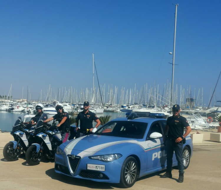 Marina di Ragusa, il cagnolino resta intrappolato nell’auto chiusa: salvato dai poliziotti