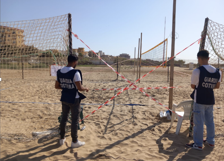 Pozzallo: sequestrati lettini, sdraio e ombrelloni di un’area demaniale occupata abusivamente