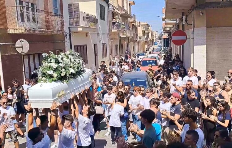 Vittoria ha salutato per l’ultima volta il giovane eroe Alex Capuzzello