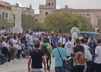 Acate, scene strazianti in chiesa Madre per i funerali di Giuseppe Curvà
