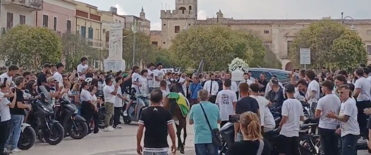 Acate, scene strazianti in chiesa Madre per i funerali di Giuseppe Curvà