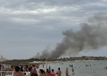 Scicli, vasto incendio vicino zona Pisciotto