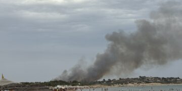 Scicli, vasto incendio vicino zona Pisciotto