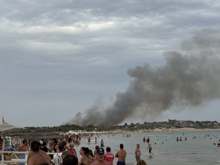 Scicli, vasto incendio vicino zona Pisciotto