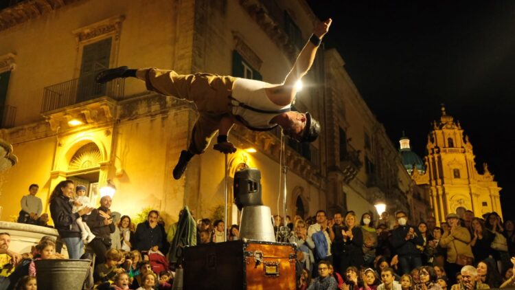 Ibla Buskers, è polemica: “Ma perché tagliare fuori così la città antica?”