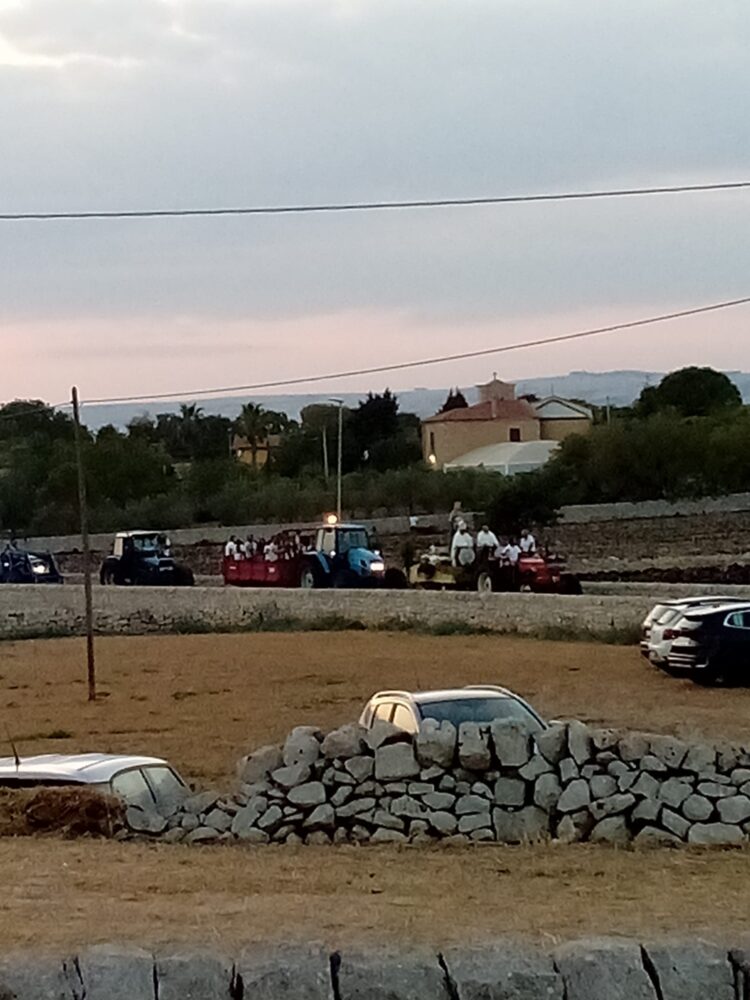 Chiesa di Barco a Modica, in processione cinquanta mezzi agricoli